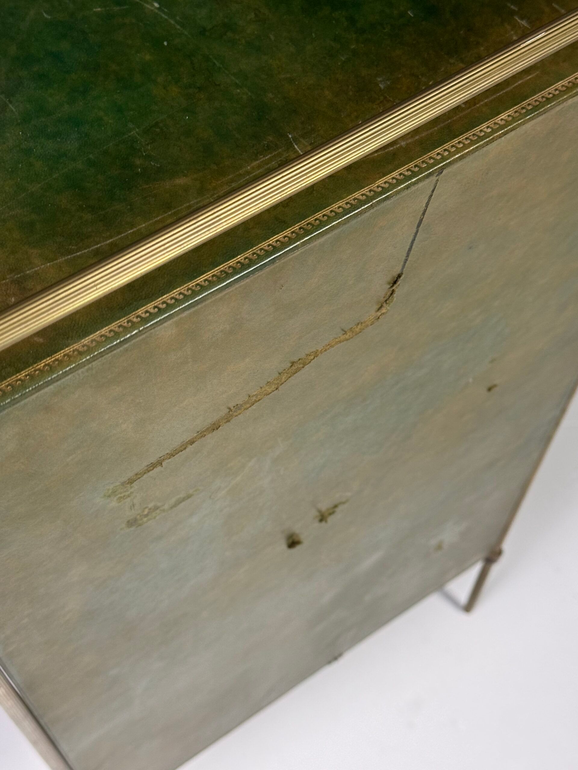 Commode en cuir vers 1960