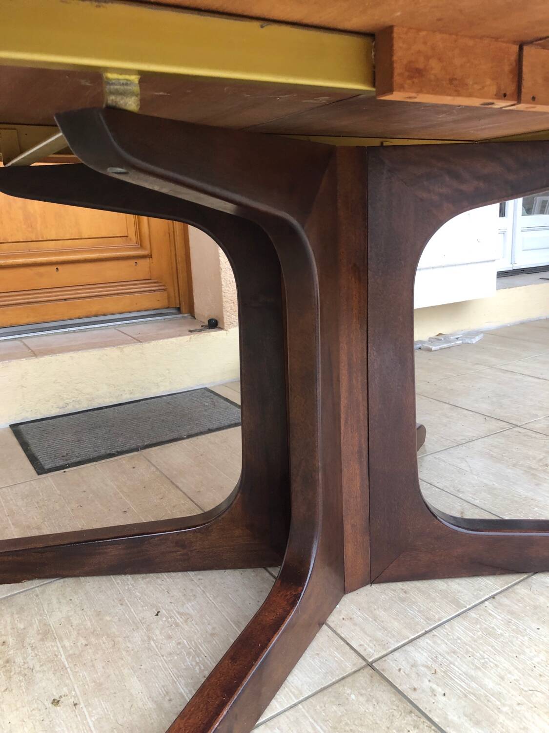 Baumann extendable dining table