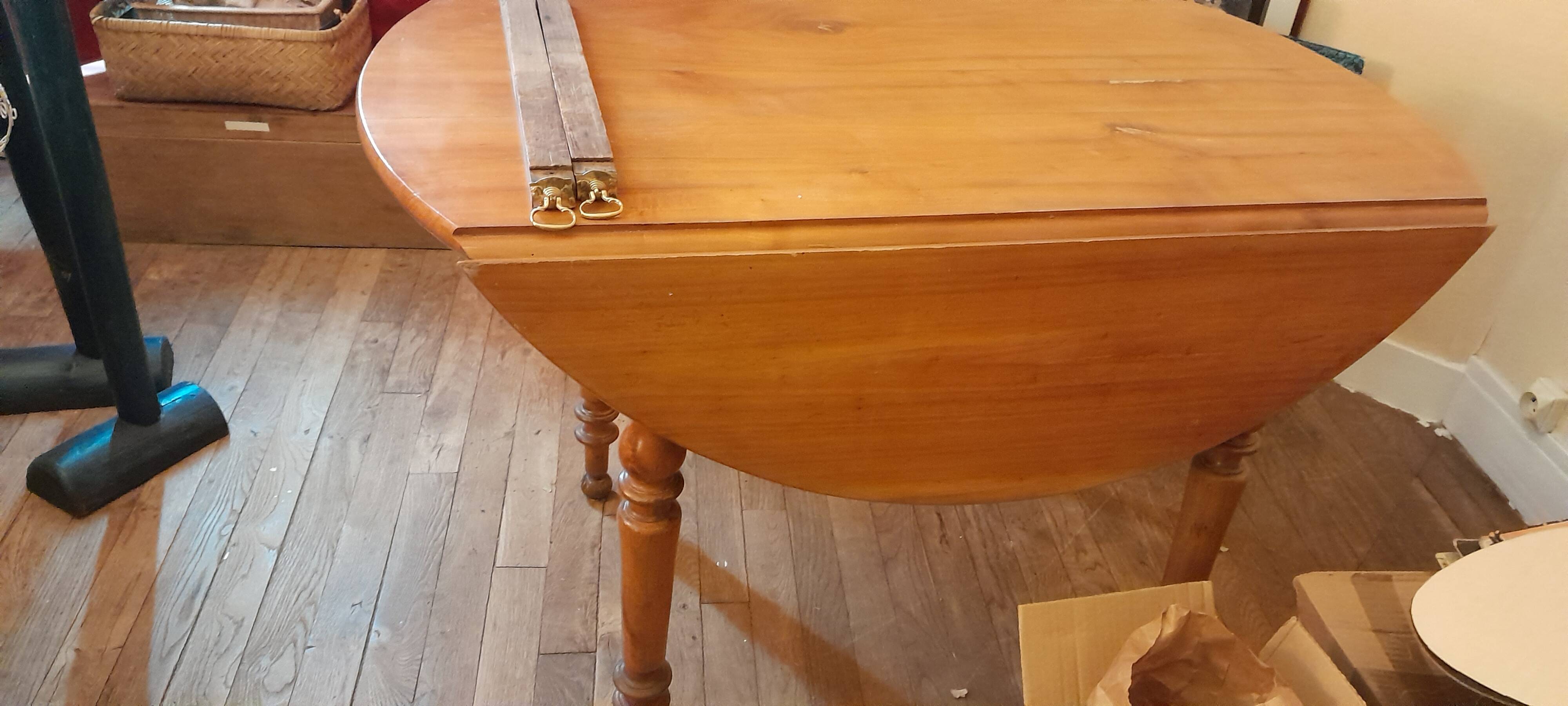Round table with 2 flaps, 1930s/1950s.
