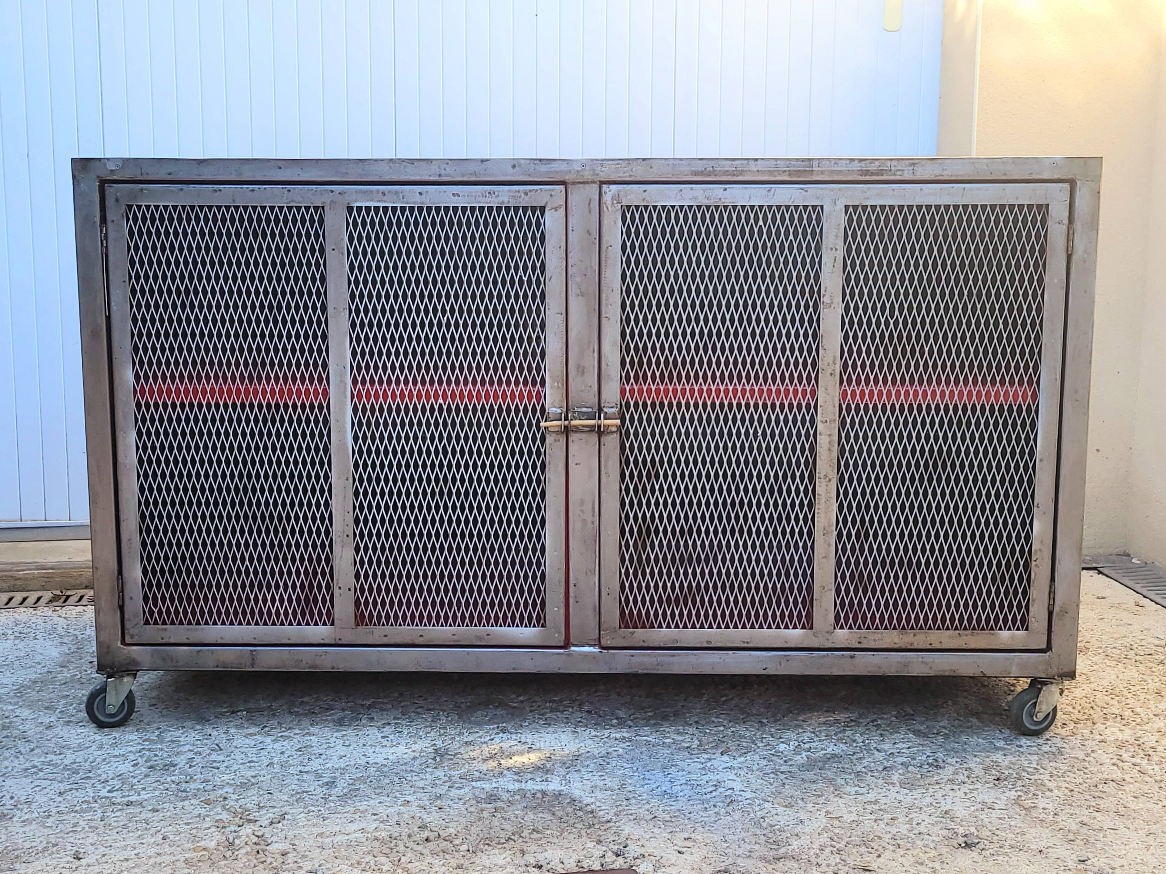 Ancien meuble de métier en métal