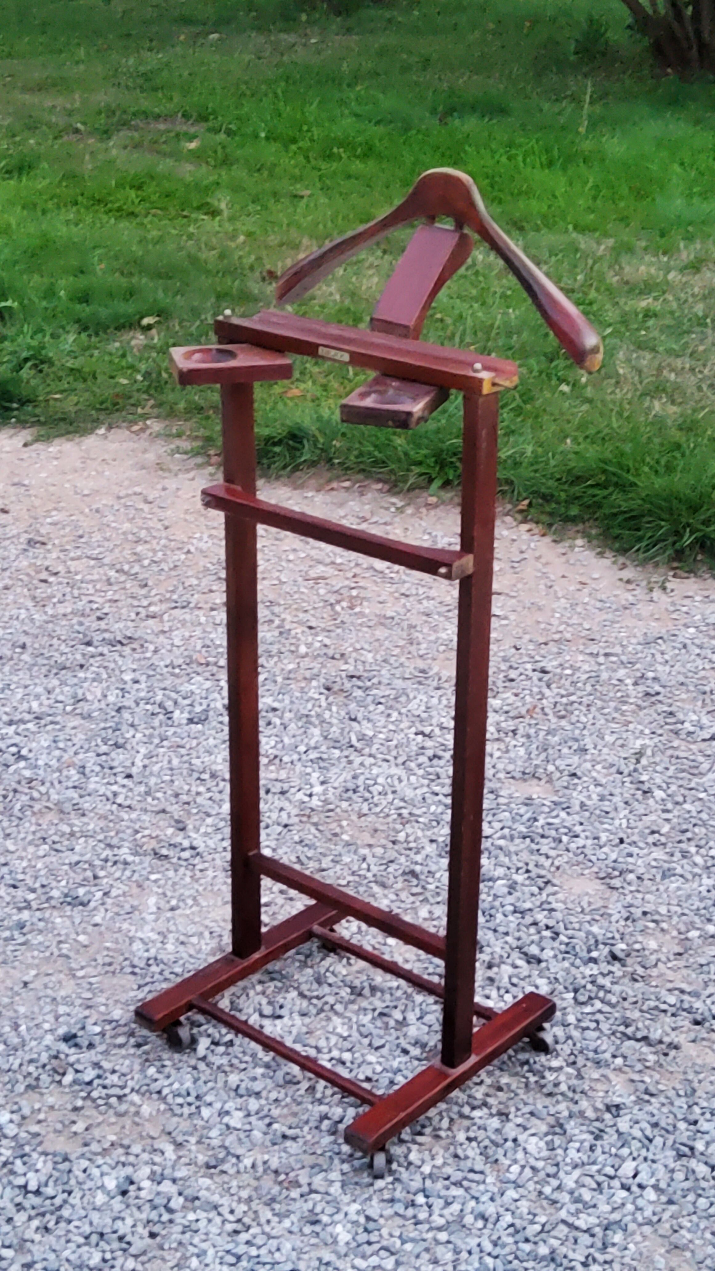 Mahogany stained wood valet Dejou editor