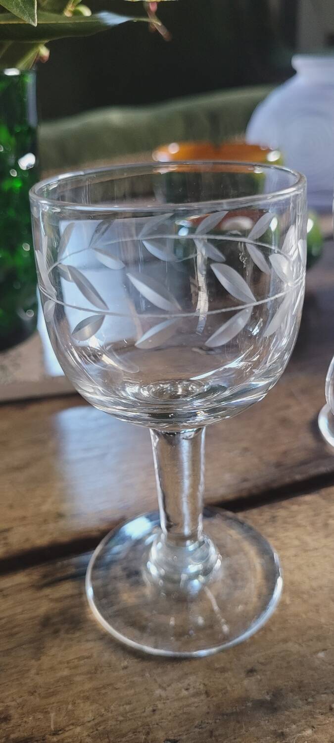 30's stemmed glasses