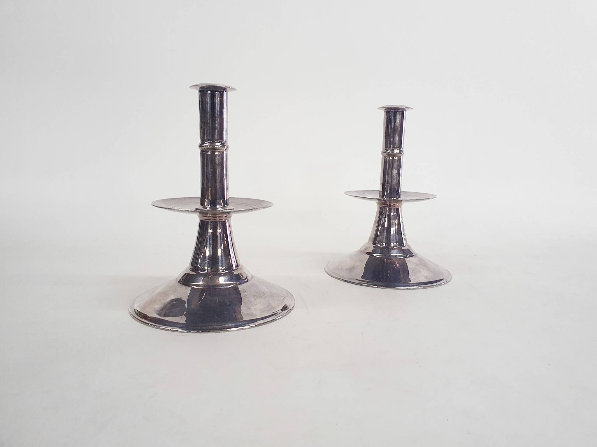 Ensemble de deux bougeoirs en argent, Angleterre, années 1670