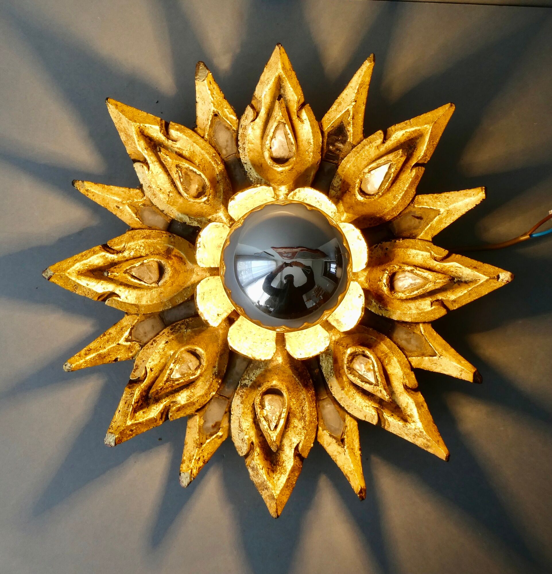 Applique forme fleur, en bois sculpté doré et verre, années 70