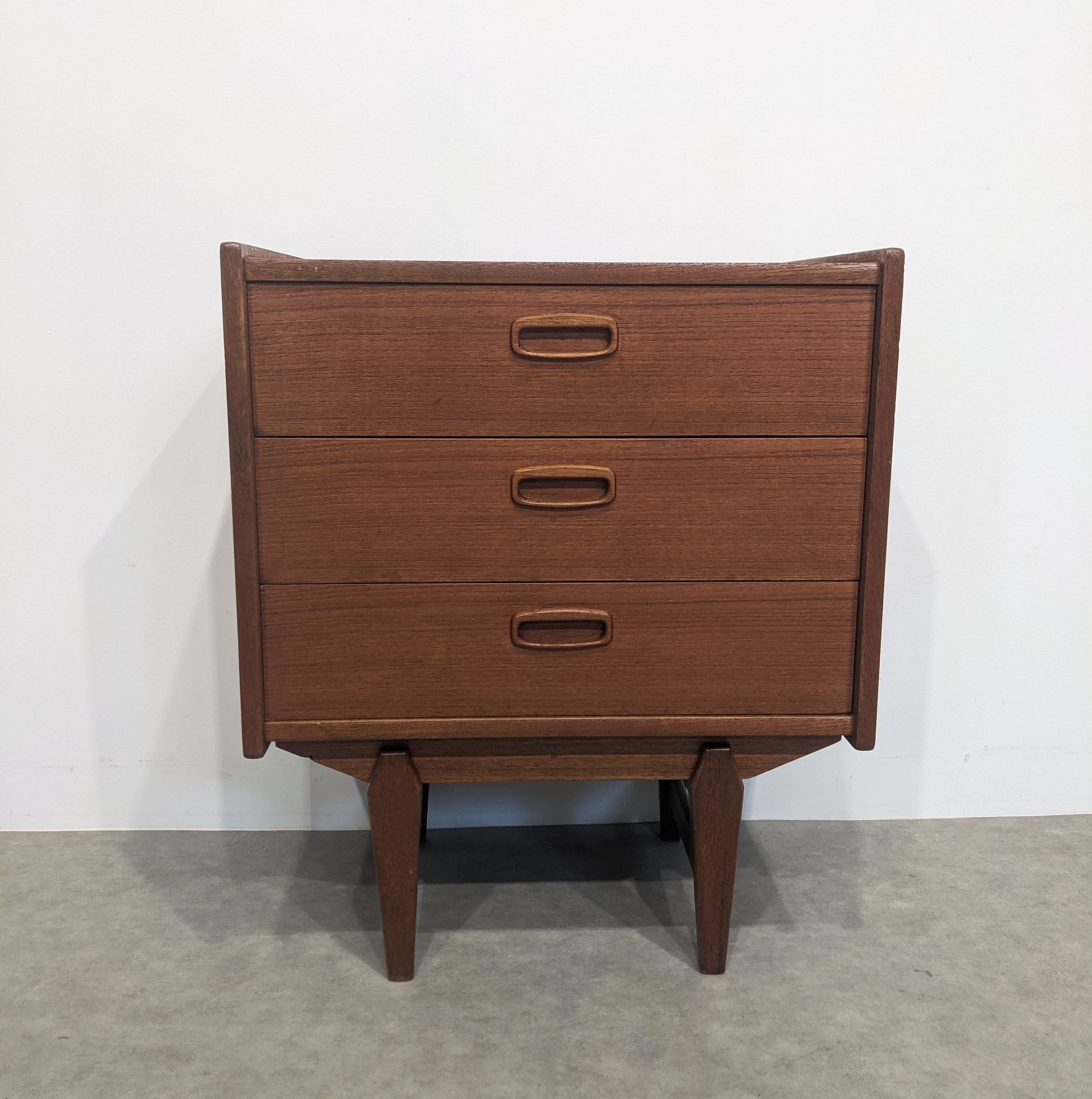 Vintage Scandinavian chest of drawers