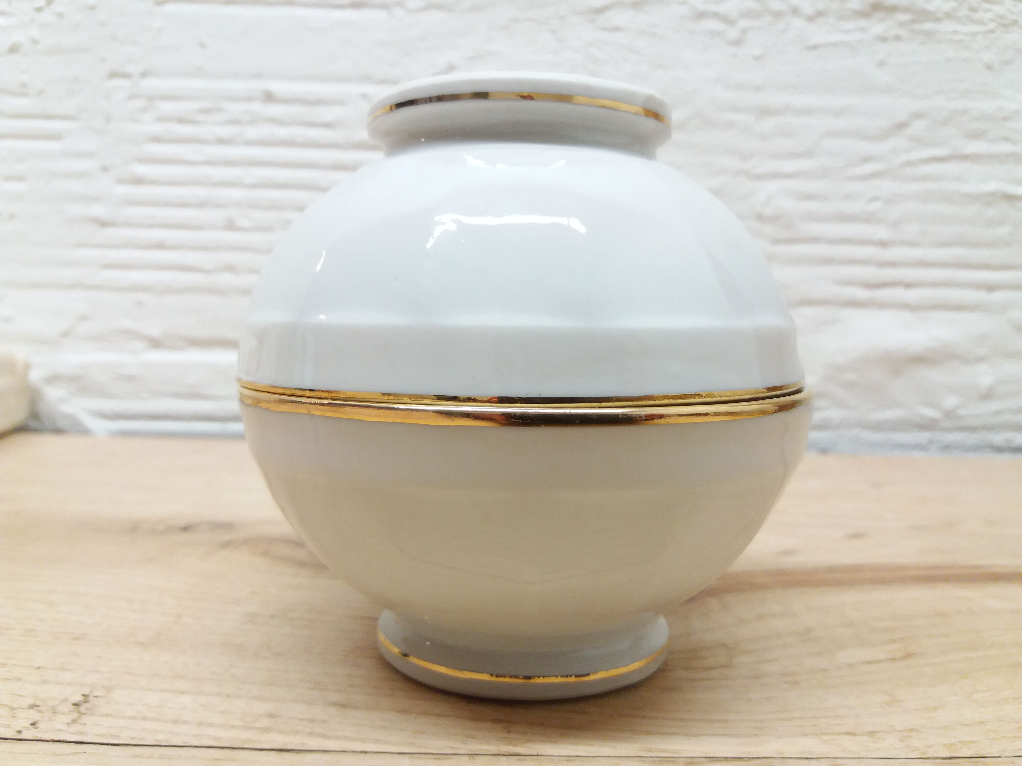 Pair white and gold bowls