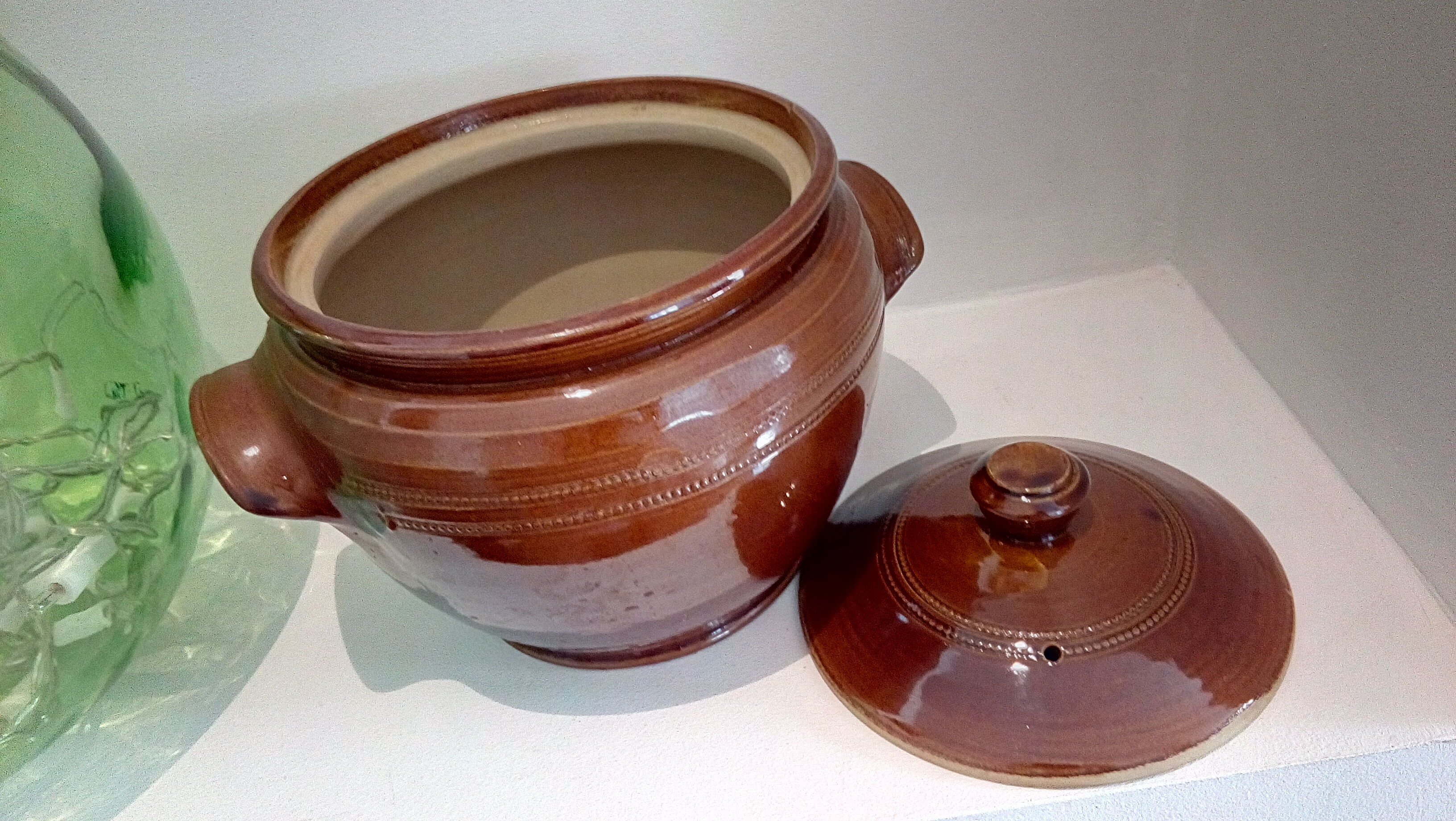 Enamelled sandstone pot