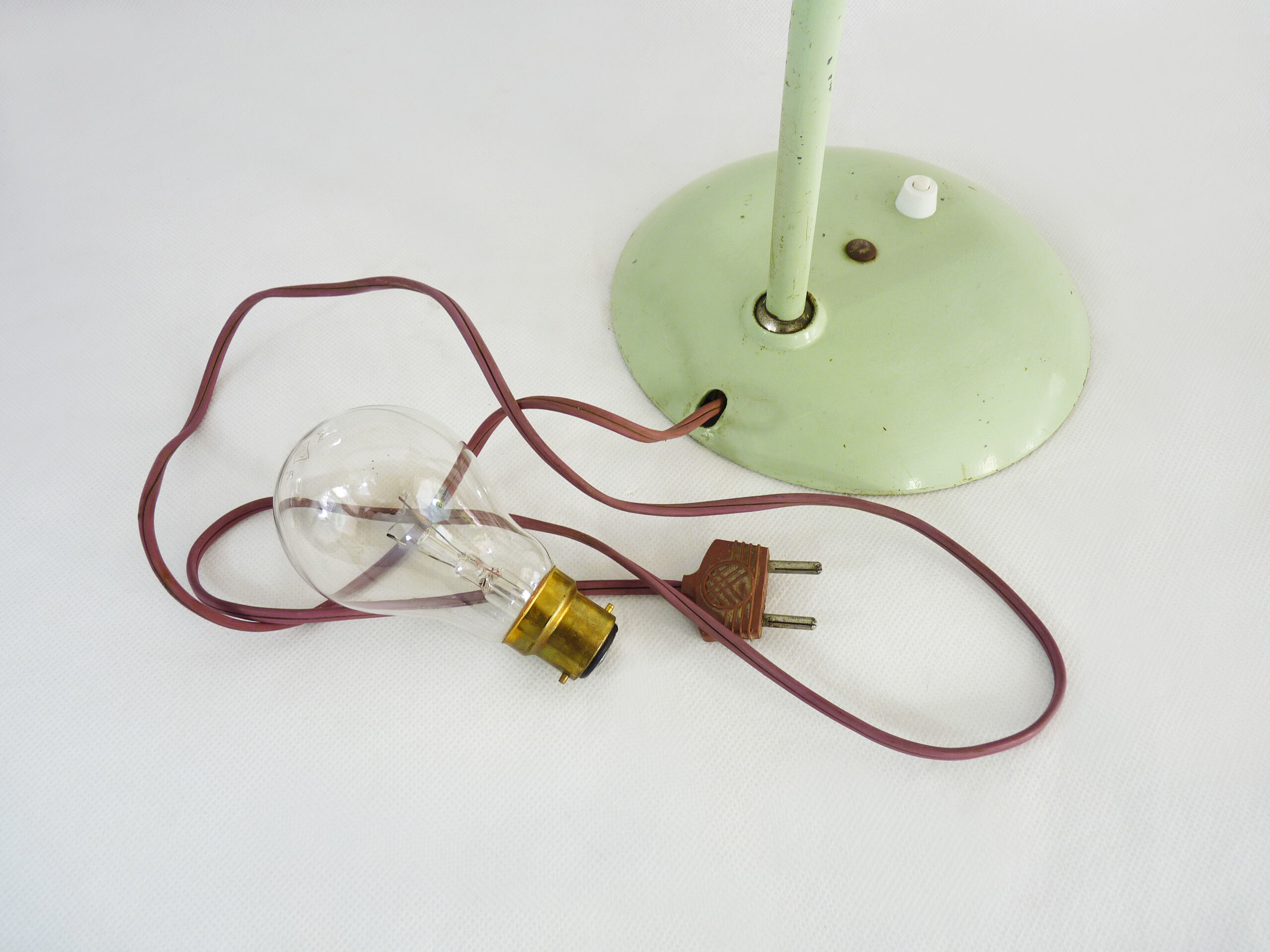 Green metal saucer desk lamp orientable. Year 50