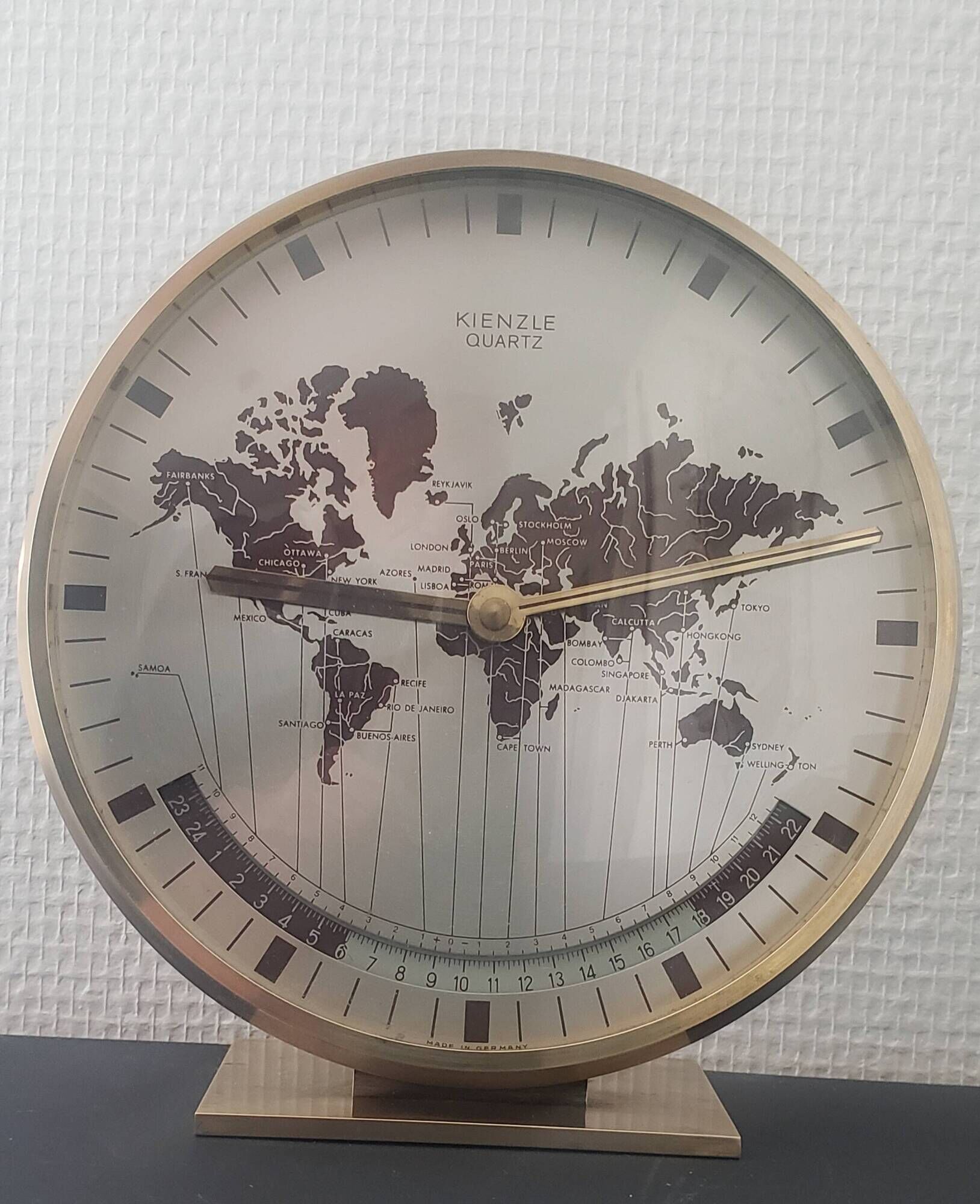 Large kienzle world timer quartz clock in golden brass 18x19cm good condition