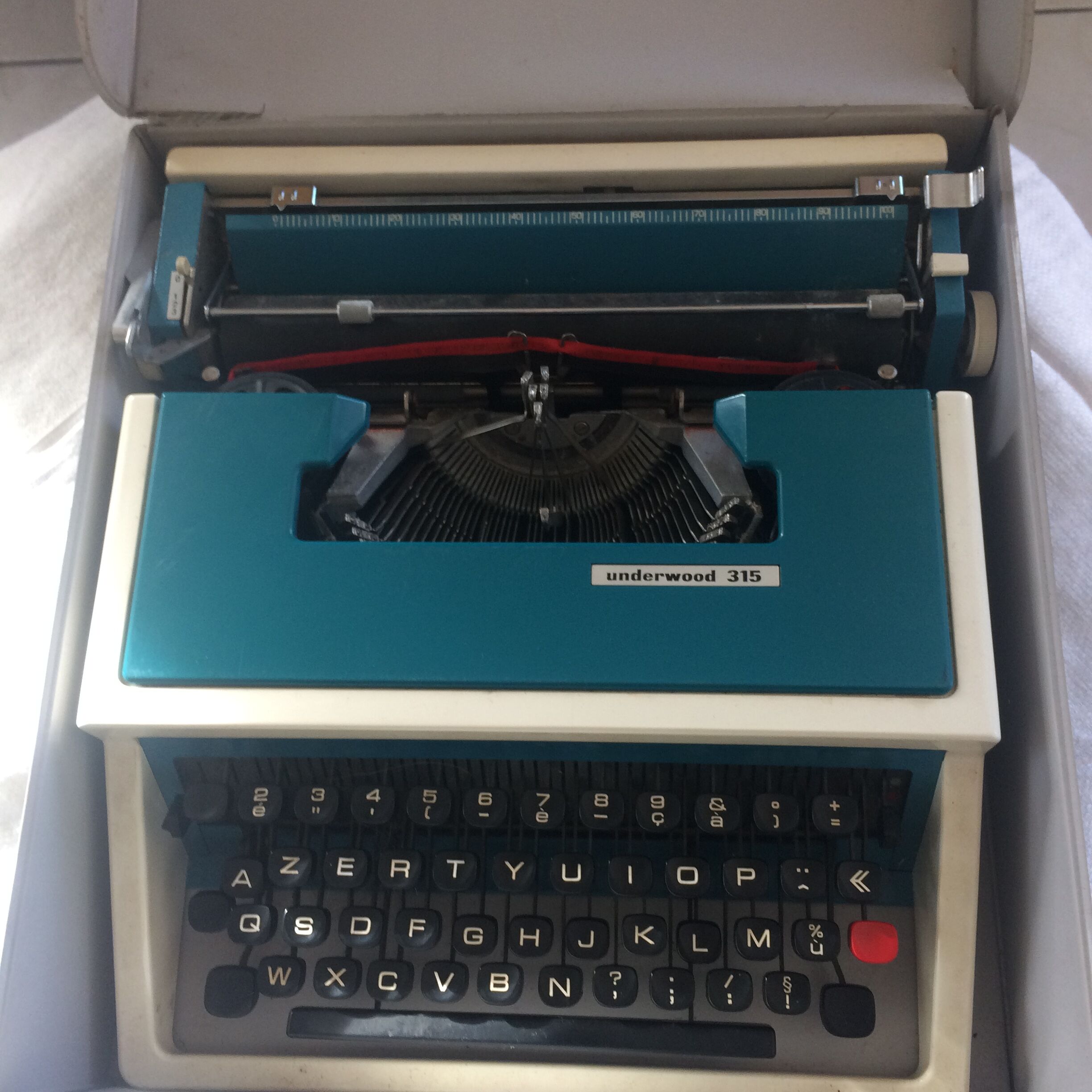 Write machine underwood 315 blue in his briefcase