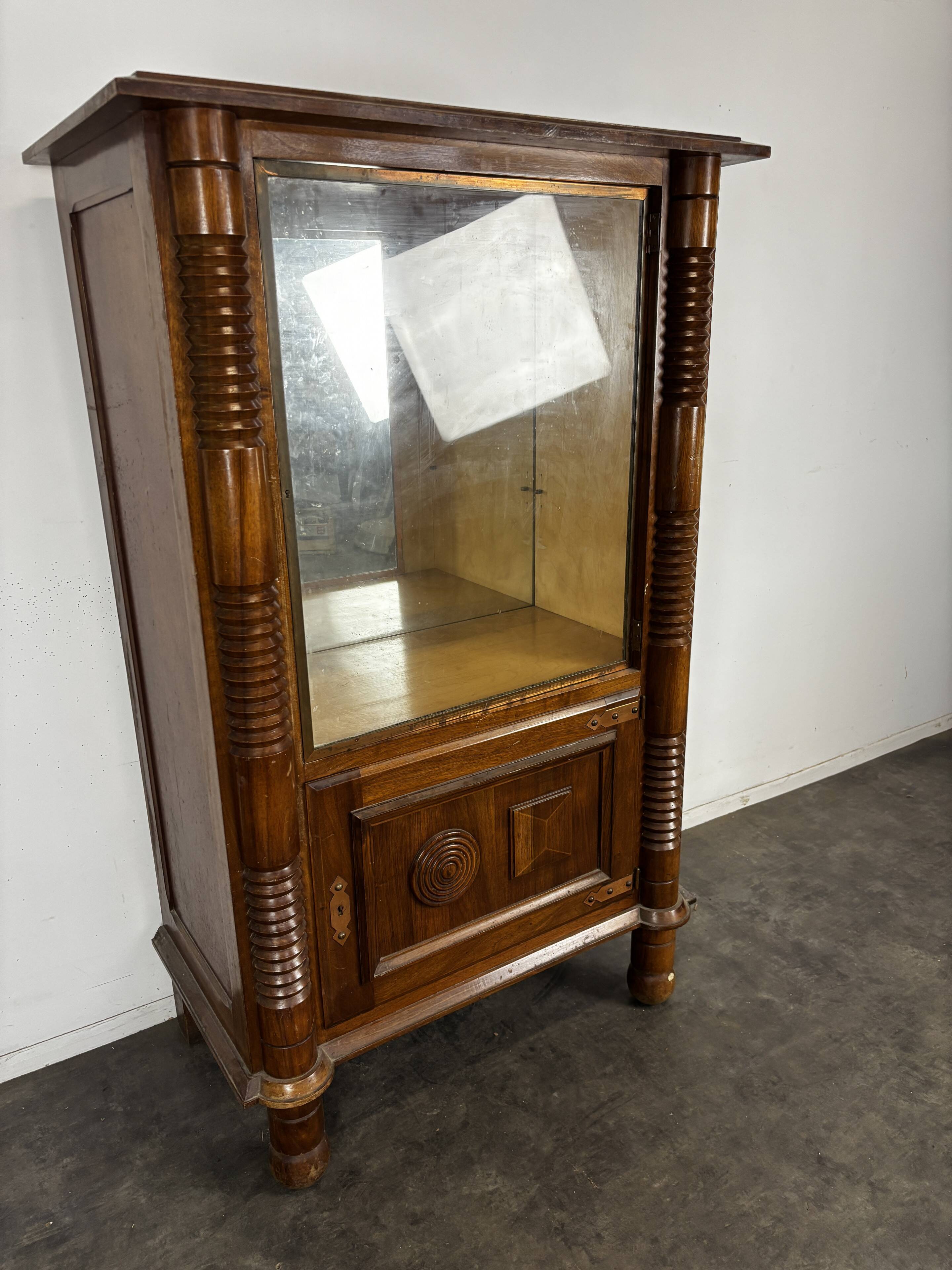 Vitrine dans le gout de Dudouyt en chêne à colonnes cannelées
