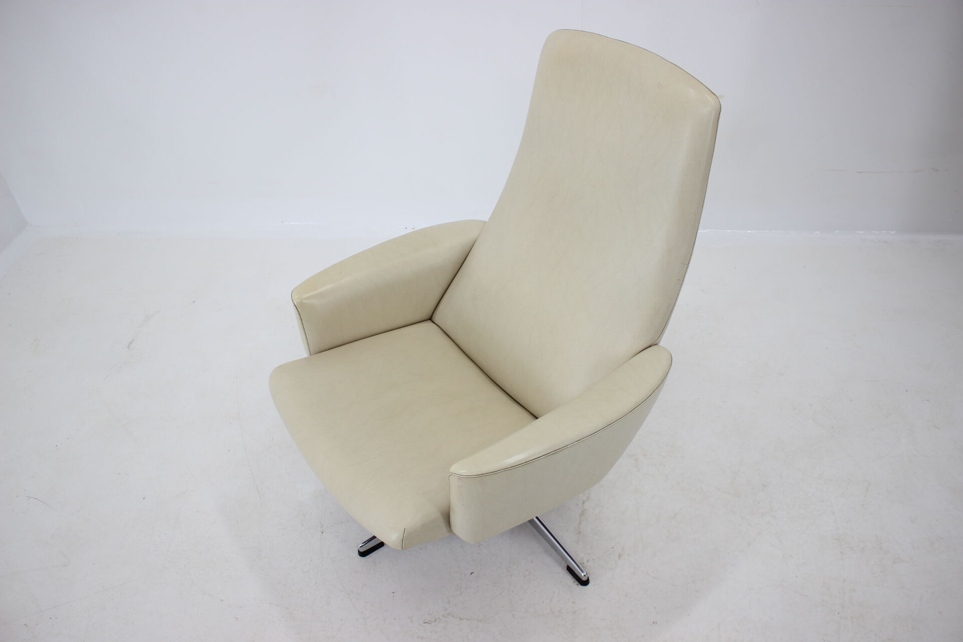 Sweden beige swivel armchair for Asko, 1970