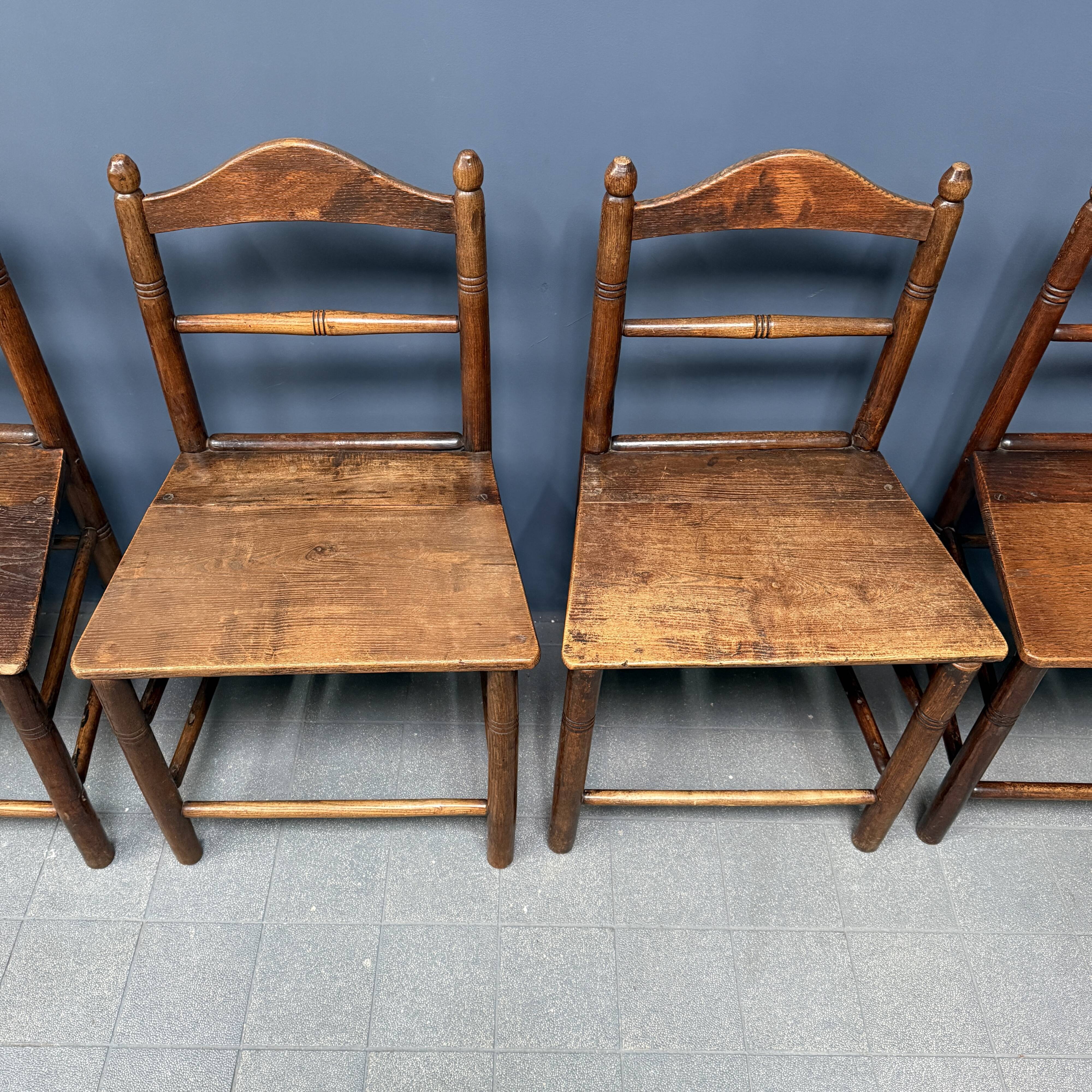 Ensemble de six chaises de cuisine anglaises anciennes