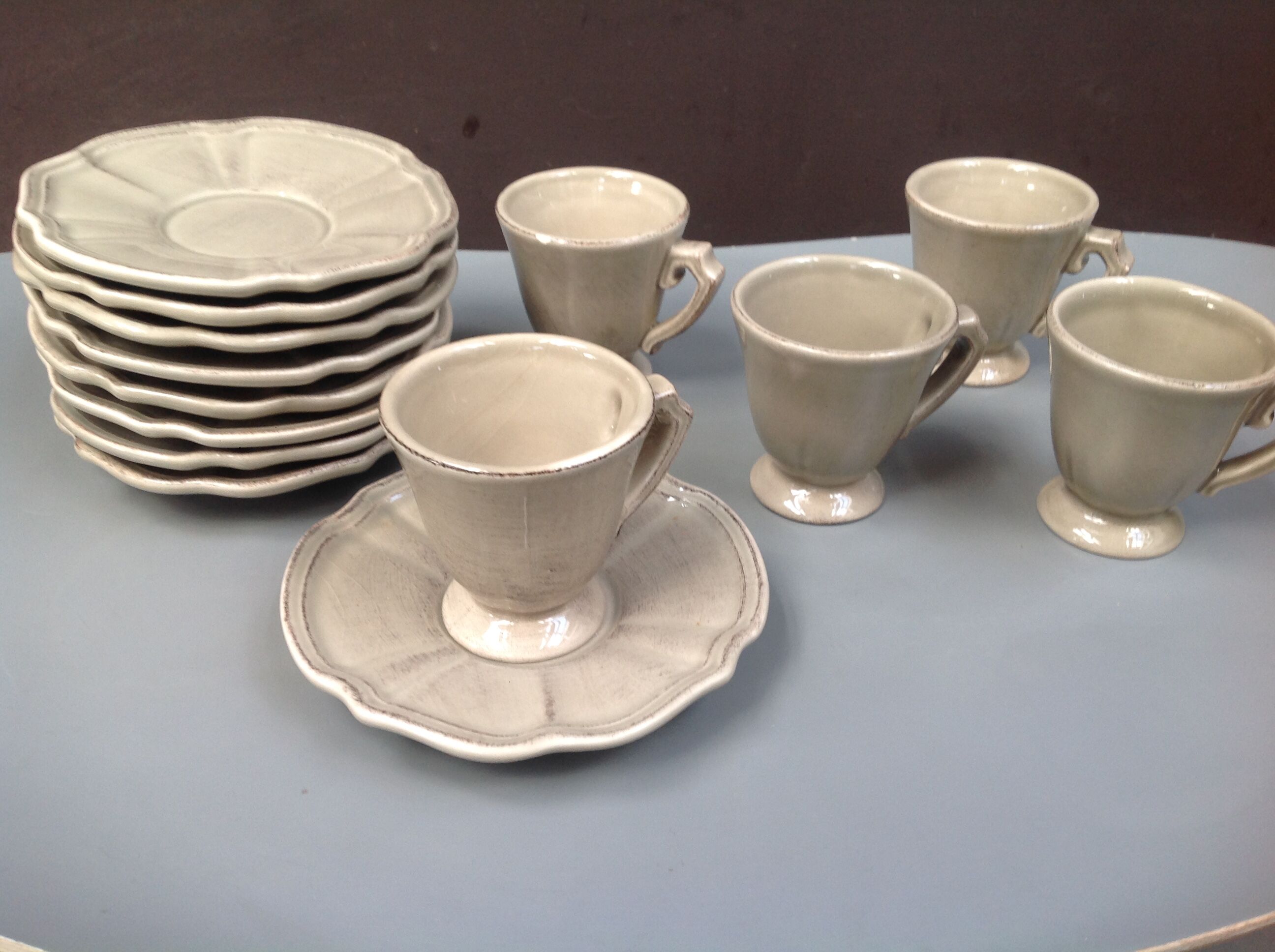 Batch of 5 coffee cups and mole patinated saucers Put in Home