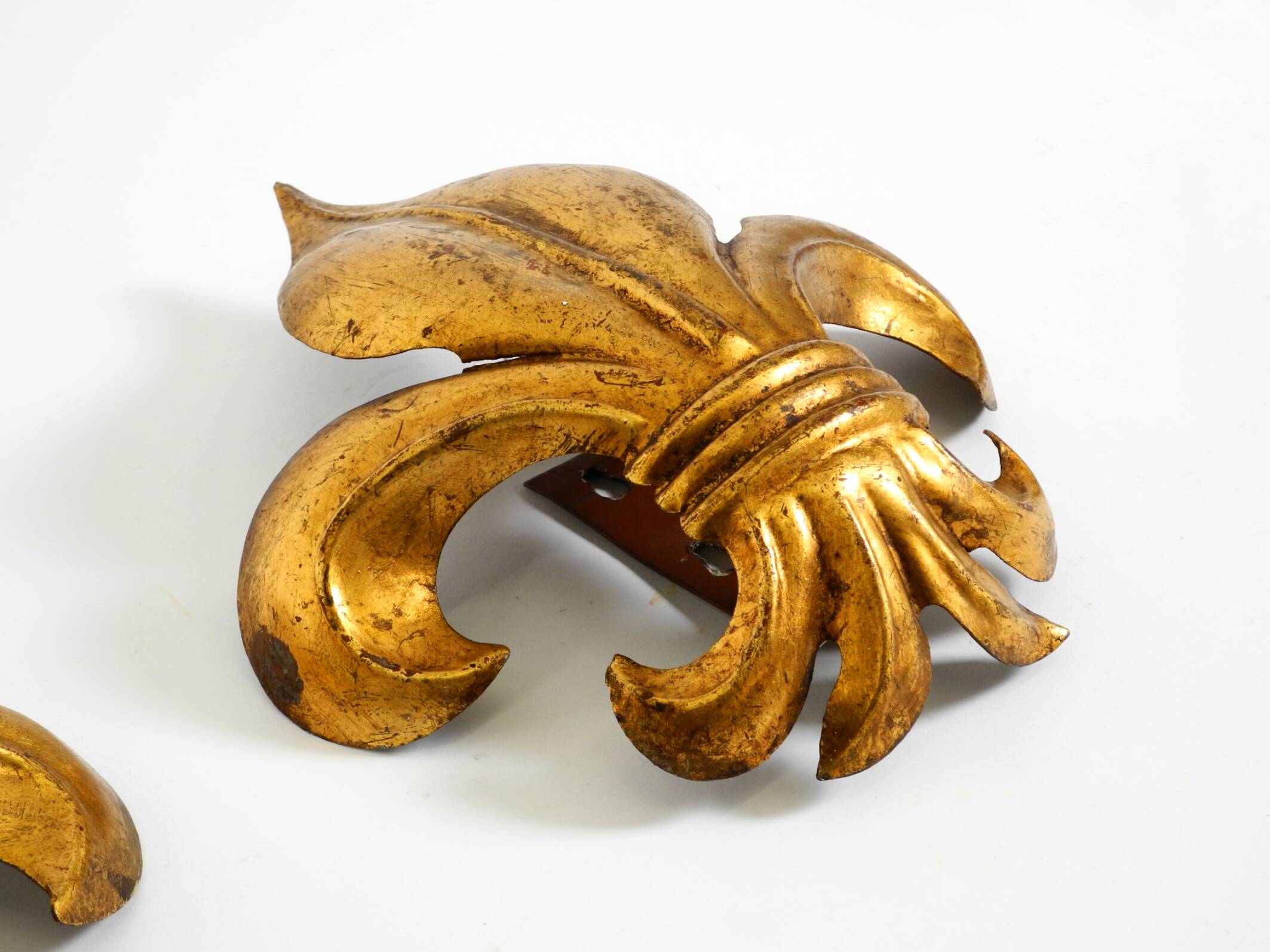 Une paire de grandes appliques murales en métal doré Fleur-de-Lis des années 1970 par Hans Kögl.