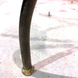 Table de salle à manger piètement fer forgé et laiton, plateau de verre., années 1980