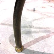 Table de salle à manger piètement fer forgé et laiton, plateau de verre., années 1980
