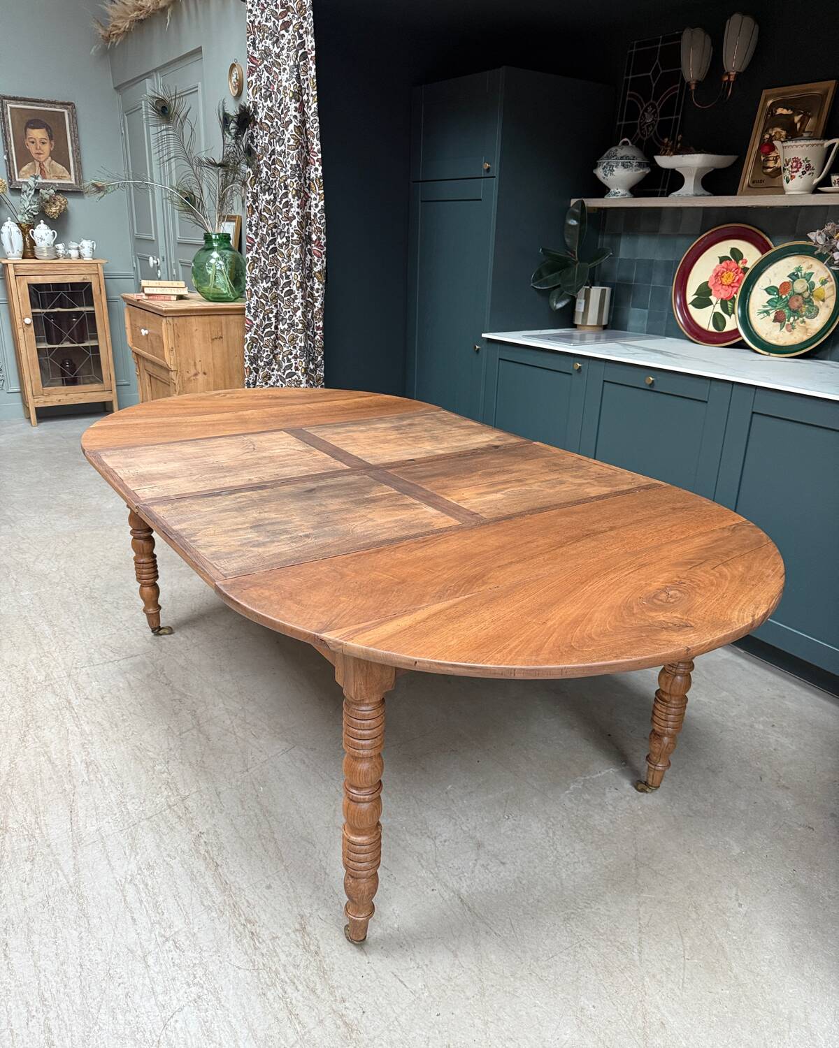 Extendable round table with turned legs (renovated)