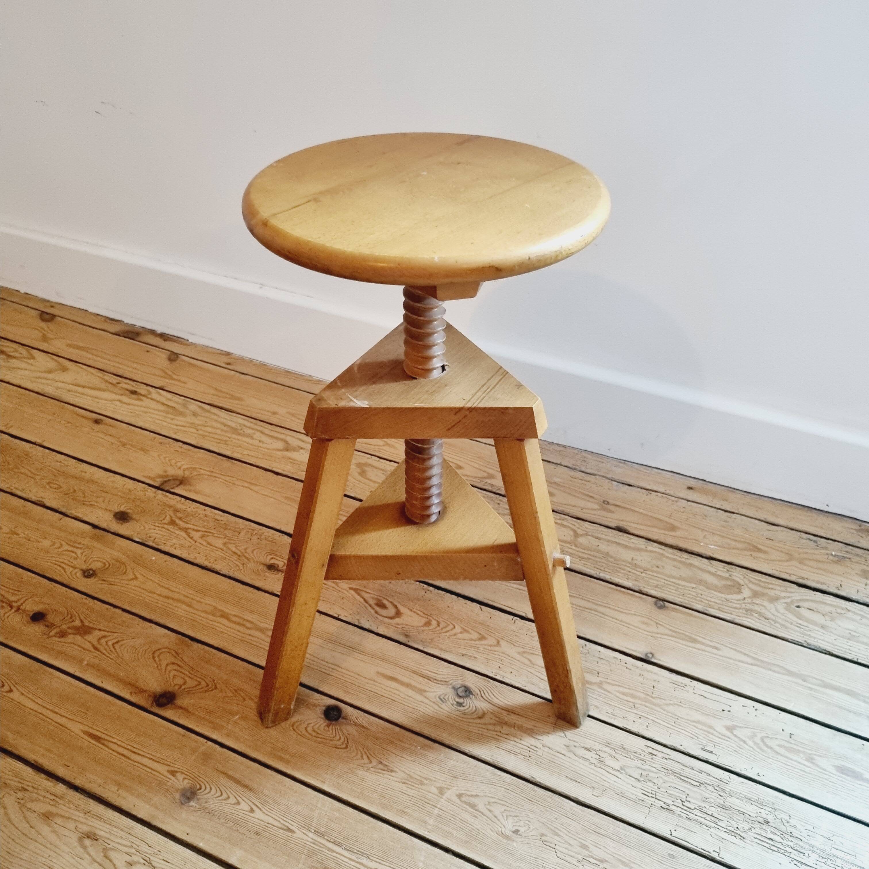 Adjustable piano stool
