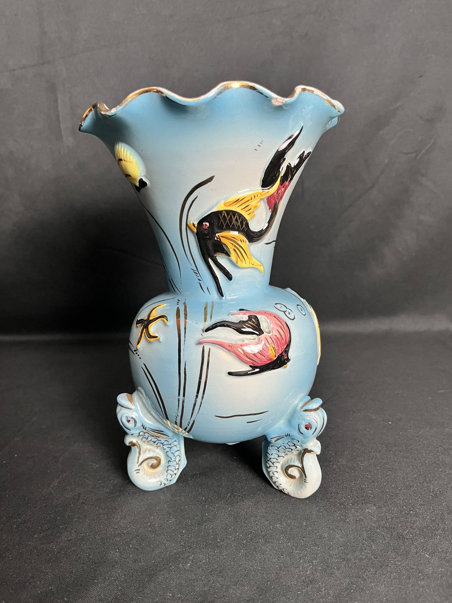 Vase tripode en barbotine émaillée Cerdazur XXème