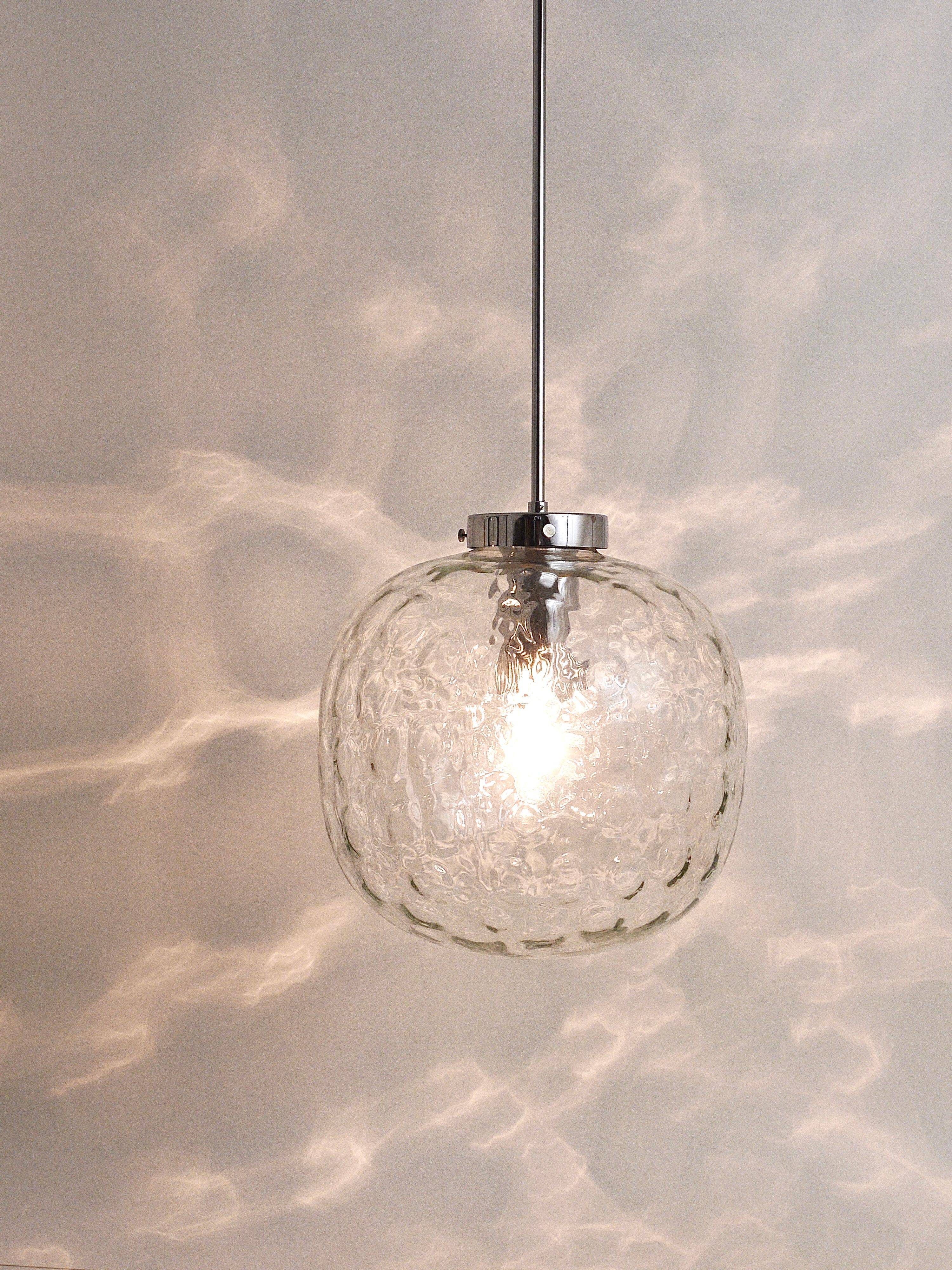 Grande lampe suspension globe en verre à bulles Limburg & chrome, Allemagne, années 1970