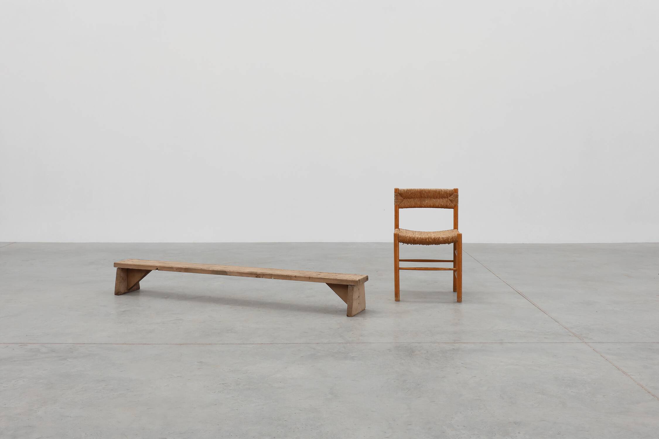 Banc bas rustique français en bois massif de style wabi wabi, vers 1880