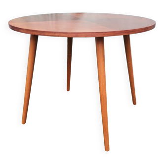 Table ronde reposant sur 4 pieds dévissables
