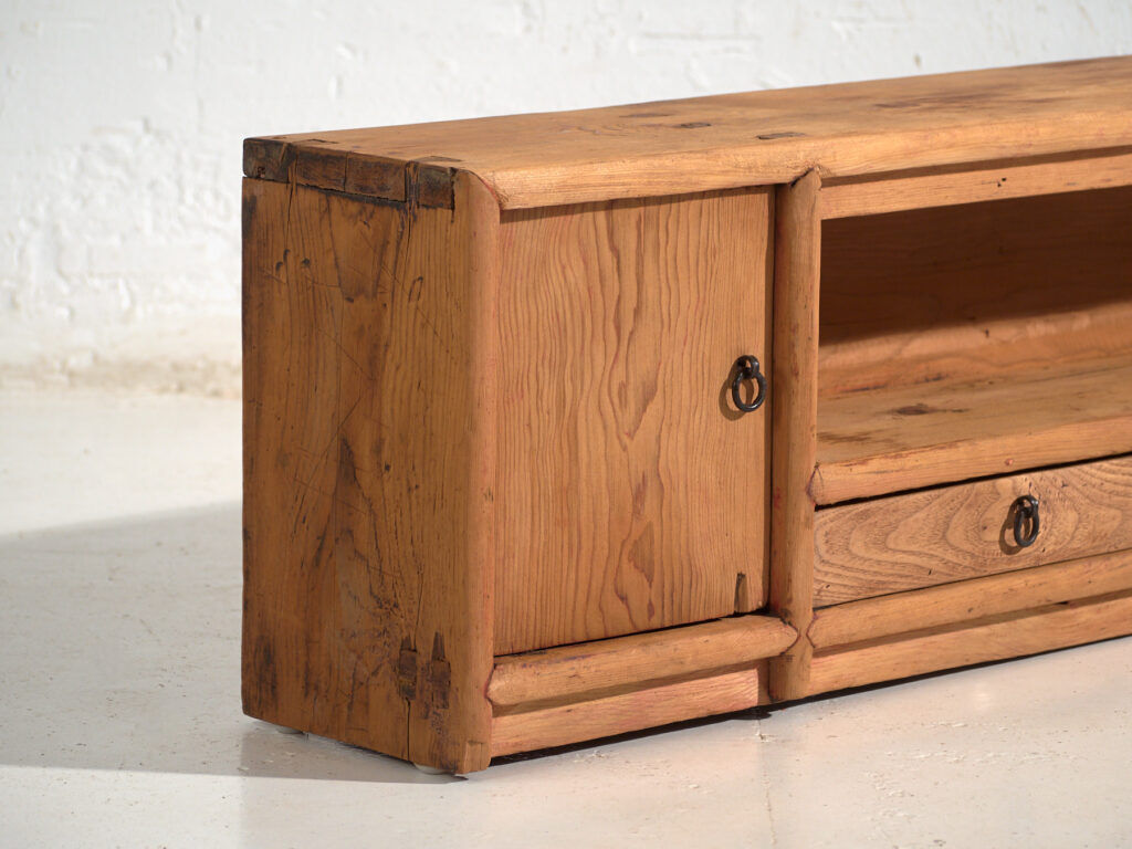 Meuble bas ancien en bois massif – Console basse chinoise du Gansu avec tiroirs – circa 1880–1920