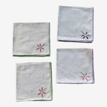 Lot de 4 serviettes de table broderie fleurs