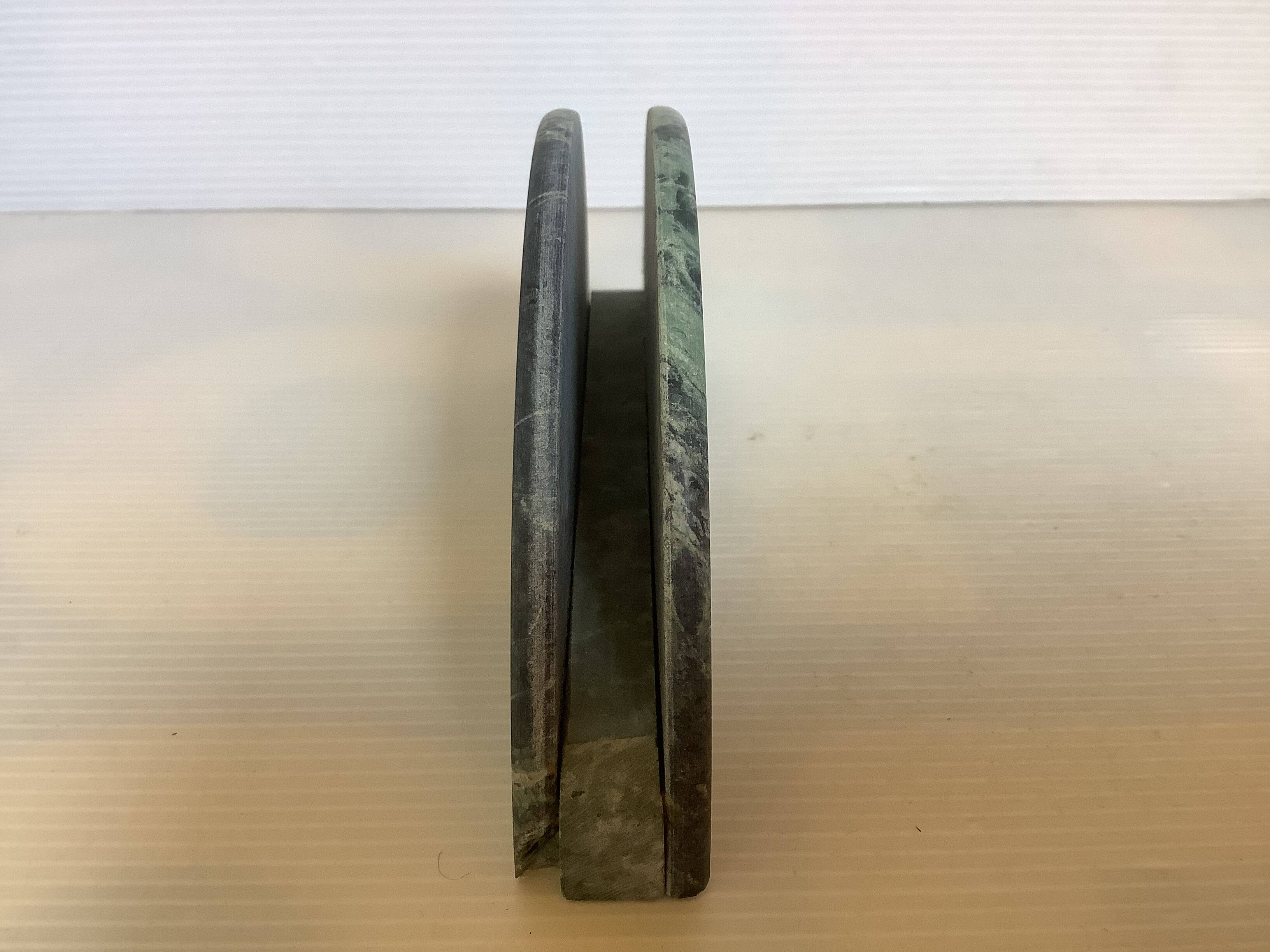 Porte courriers en marbre vert veiné