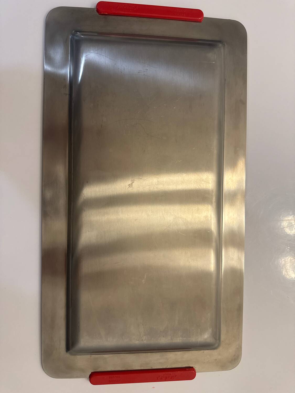 Grand plateau design en inox signé morinox, typique du style des année