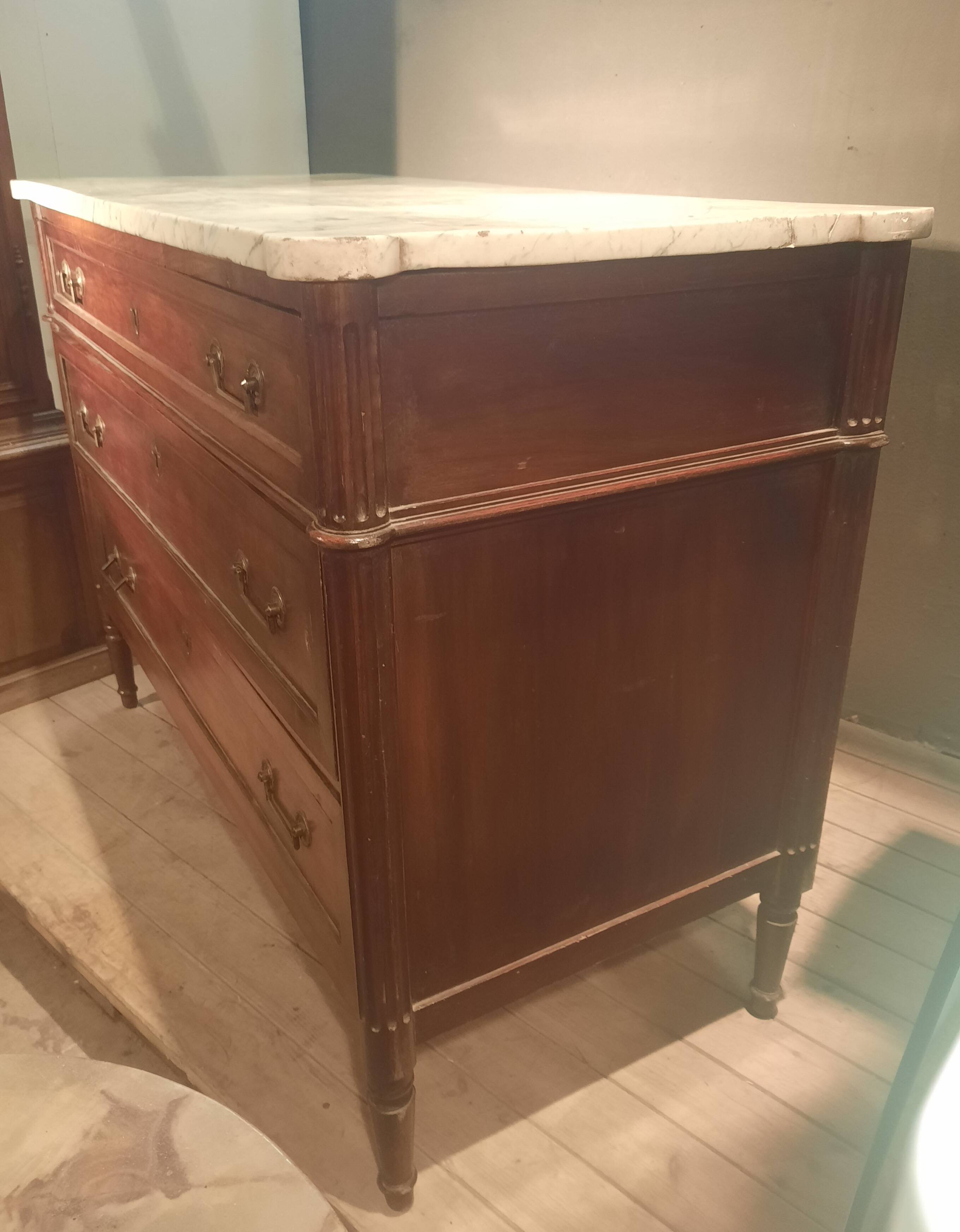 Commode d'époque Louis XVI  dessus marbre