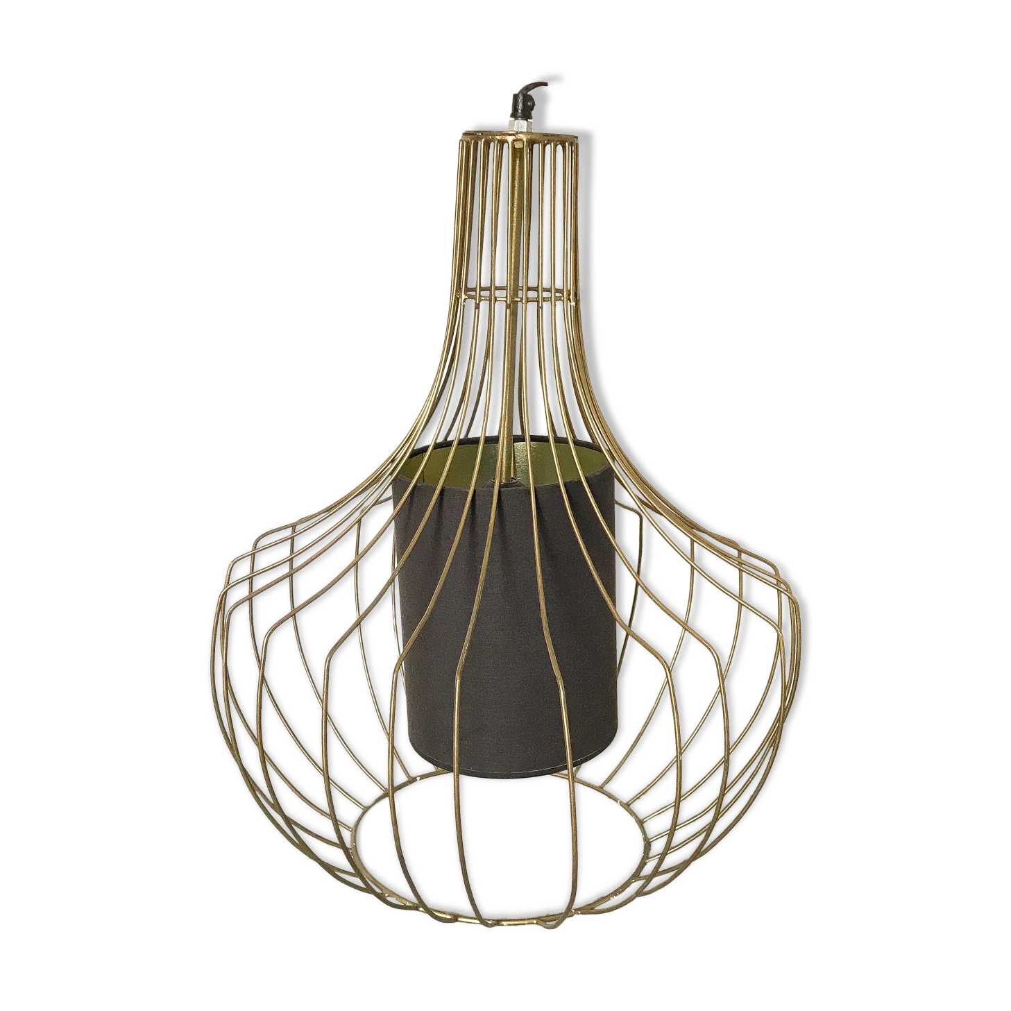 Pear-shaped gold wired suspension