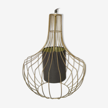 Pear-shaped gold wired suspension