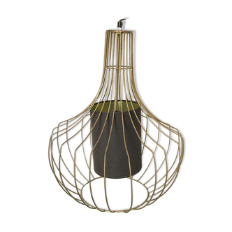 Pear-shaped gold wired suspension