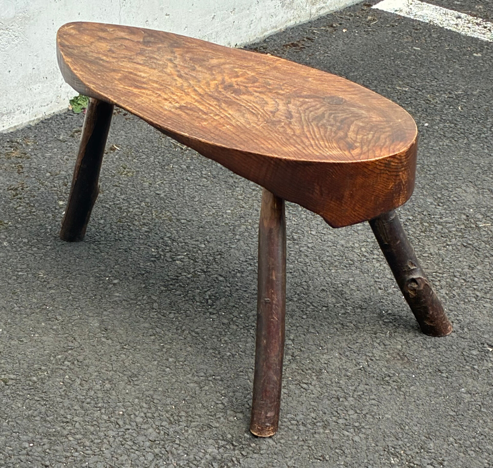 Table basse tripode brutaliste 