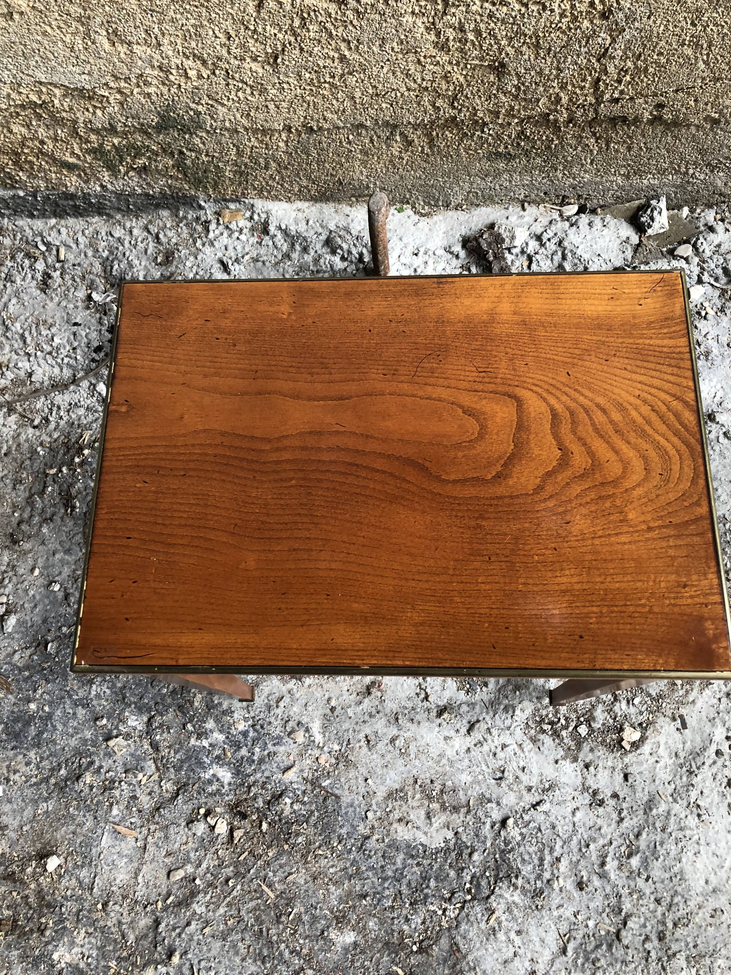 Table basse appoint bois pieds compas avec contour & sabots laiton vintage