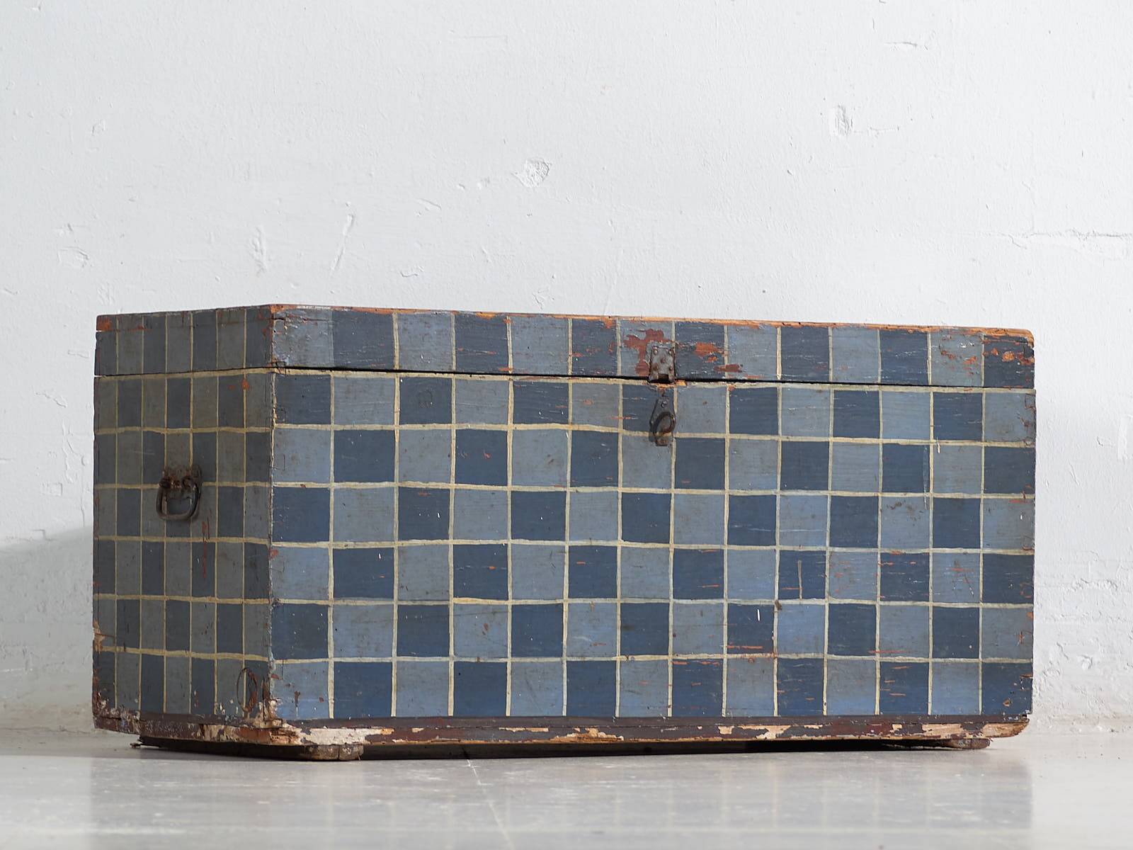 Antique painted trunk with geometric decoration (c.1920) #8