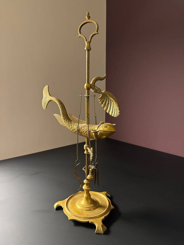 Lampe à huile ancienne en laiton décor poisson – objet marin – cabinet