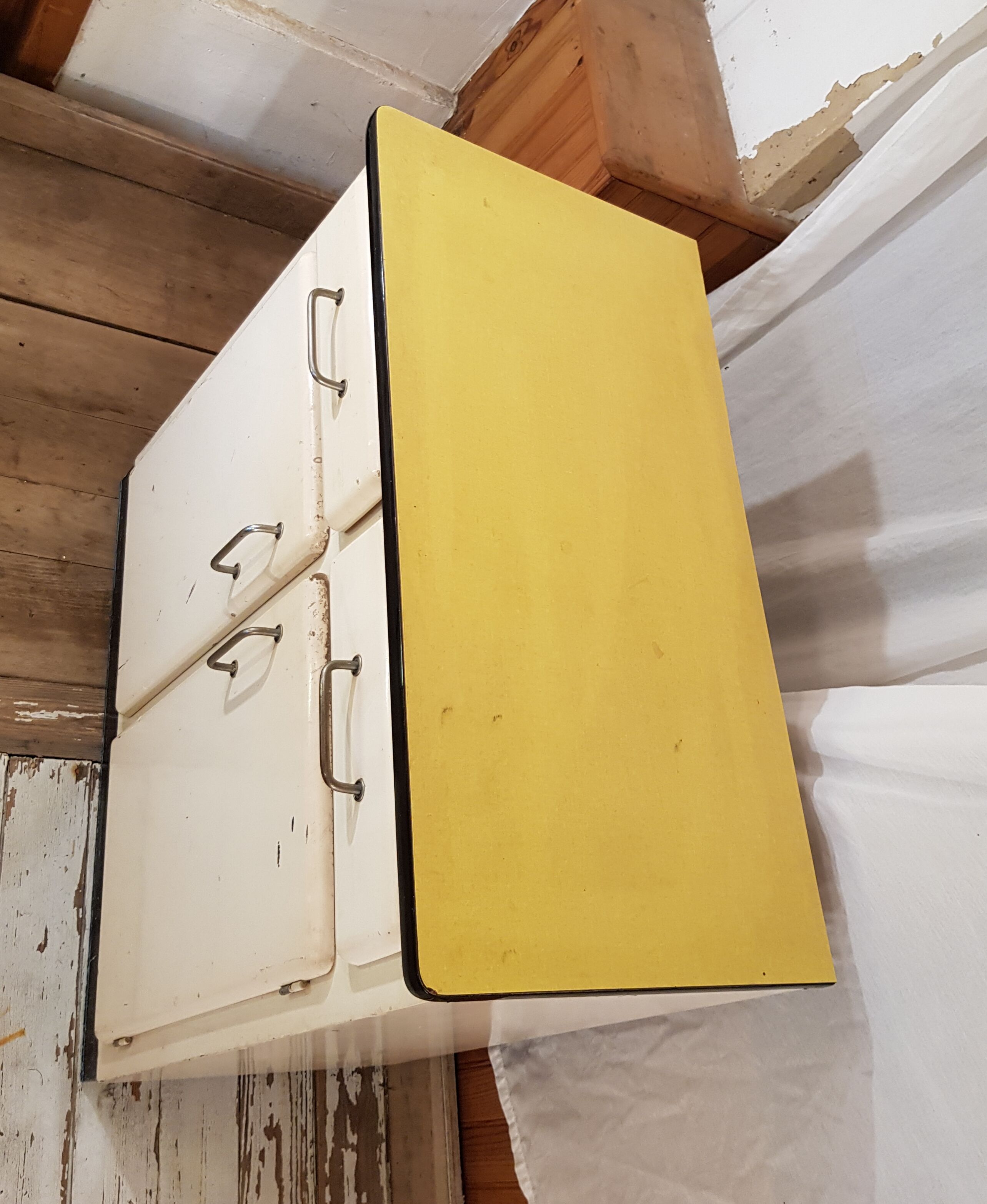 Mado buffet with yellow formica tray