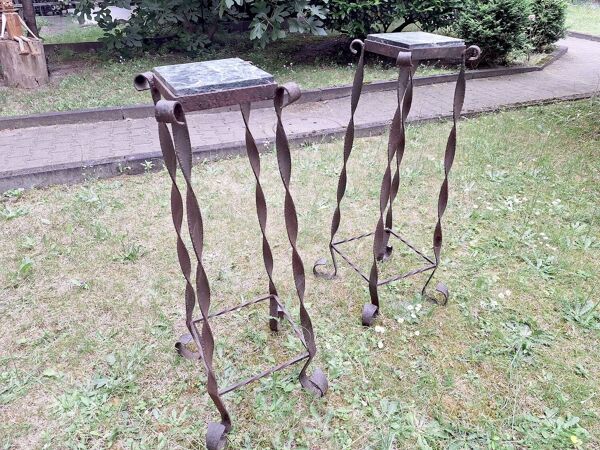 Paire de sellettes brutalistes en fer patiné et marbre veiné, années 1960