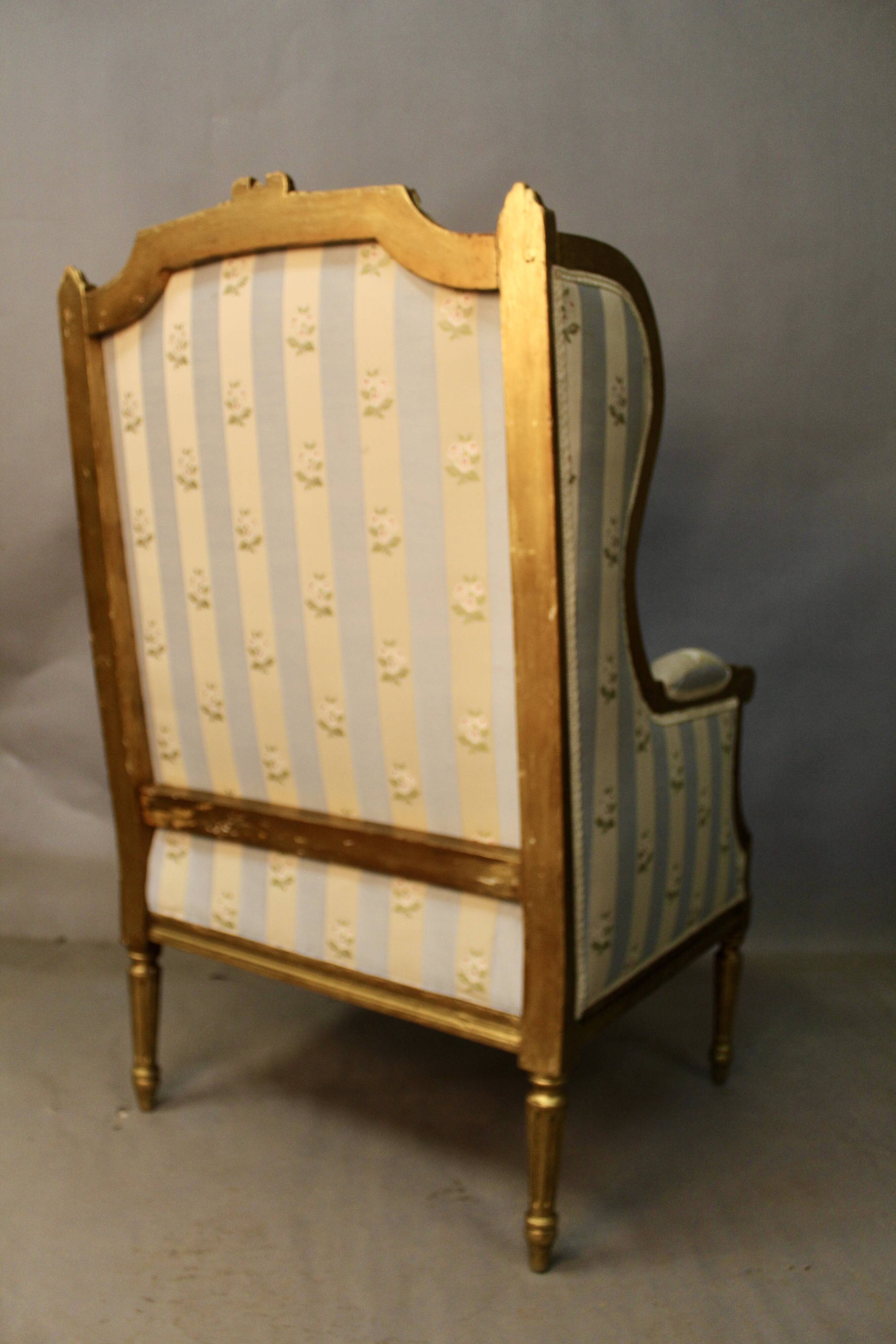 Bergère à oreilles de style louis xvi en bois doré