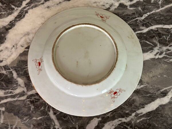 Suite de trois assiettes en porcelaine famille rose, Compagnie des Indes, Quianlong, Chine