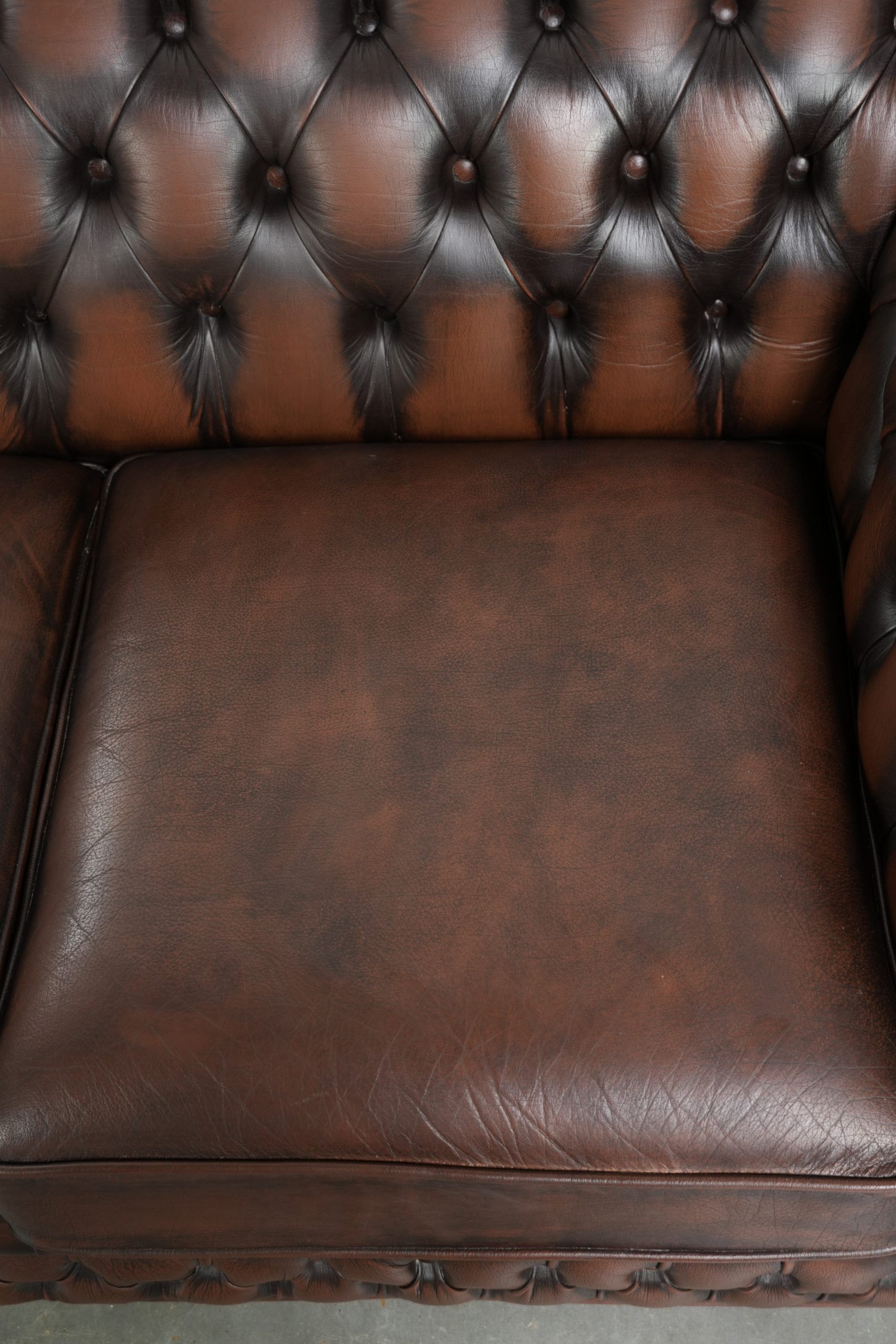 Nice cow leather Chesterfield 2-seater sofa in English style