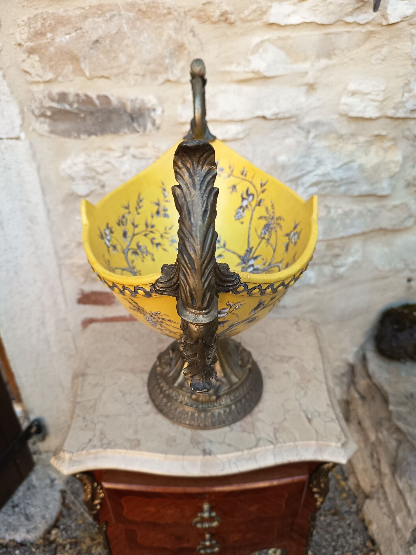 Grand centre de table - 46 cm - faïence jaune émaux polychromes - XXe