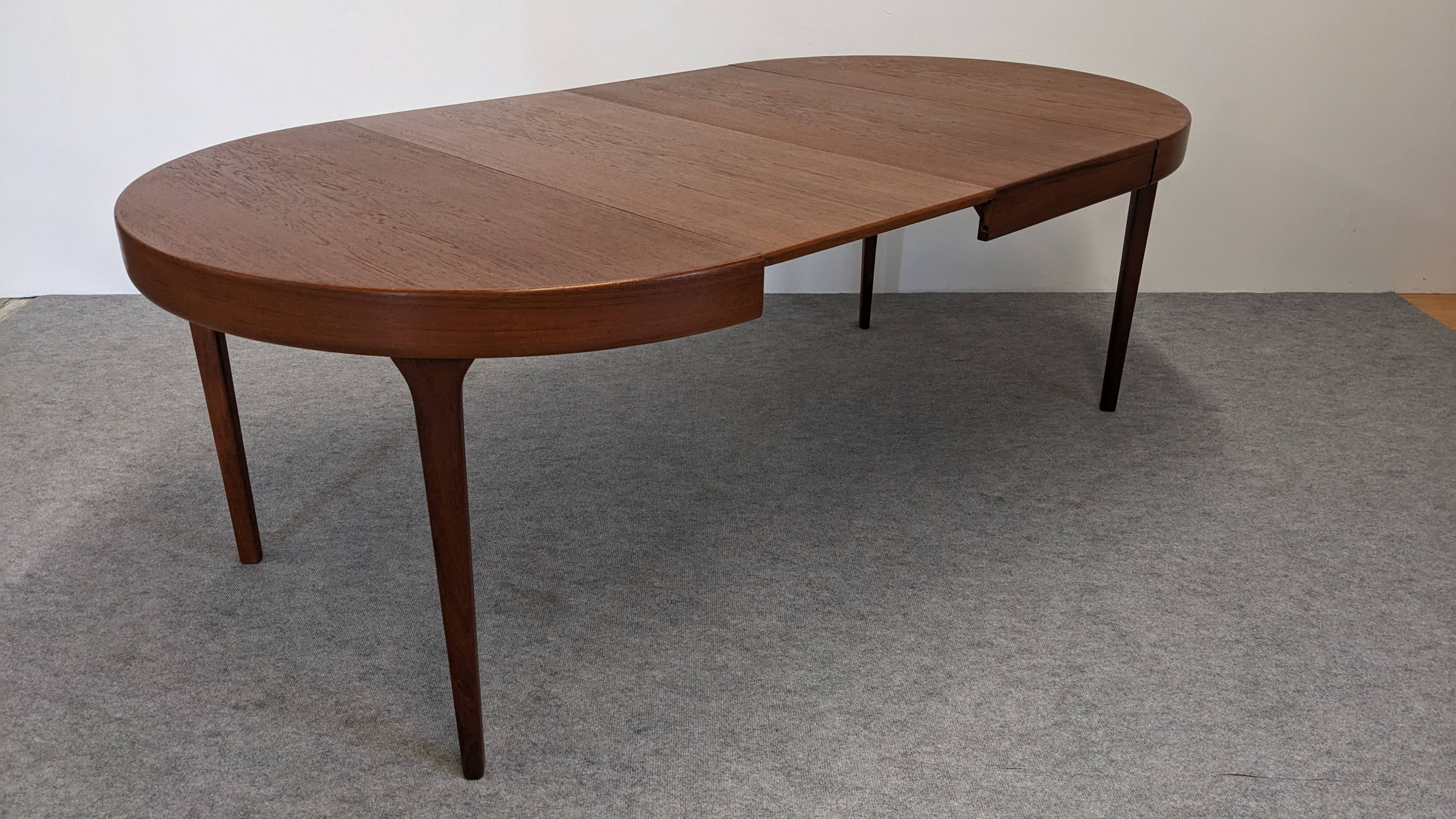 Table ronde extensible en teck de Oluf Theodor Larsen, Danemark vers 1970