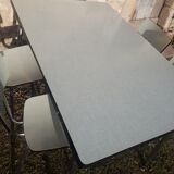 Table formica and its 4 chairs
