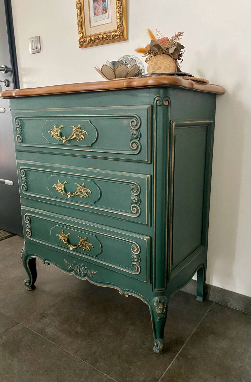 Commode bois massif relooké vert pinède patiné