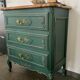 Commode bois massif relooké vert pinède patiné