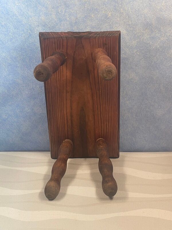 Lace bench in natural wood seated in pichepin folk art